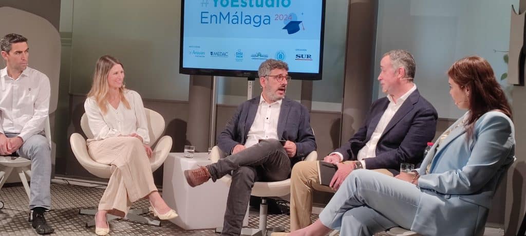 Carlos Yáñez comentando el futuro de la formación y la tecnología en el plató del Diario SUR - SocraTech