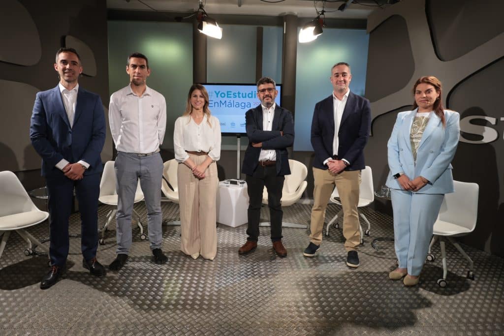 Carlos y el resto de representantes de otras formaciones en el plató del Diario SUR - SocraTech