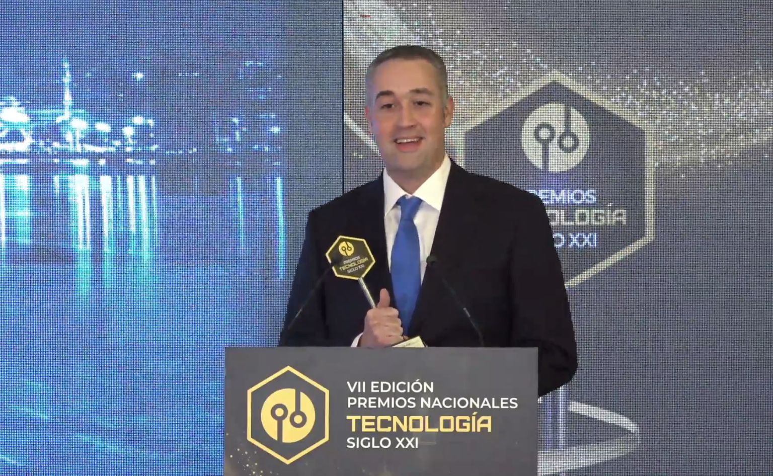 Carlos Yáñez, director de SocraTech, recogiendo el Premio Nacional de Tecnología Siglo XXI