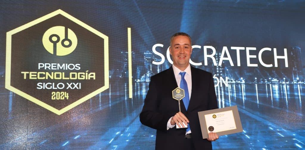 Carlos Yáñez, director de SocraTech, con el Premio Nacional de Tecnología Siglo XXI