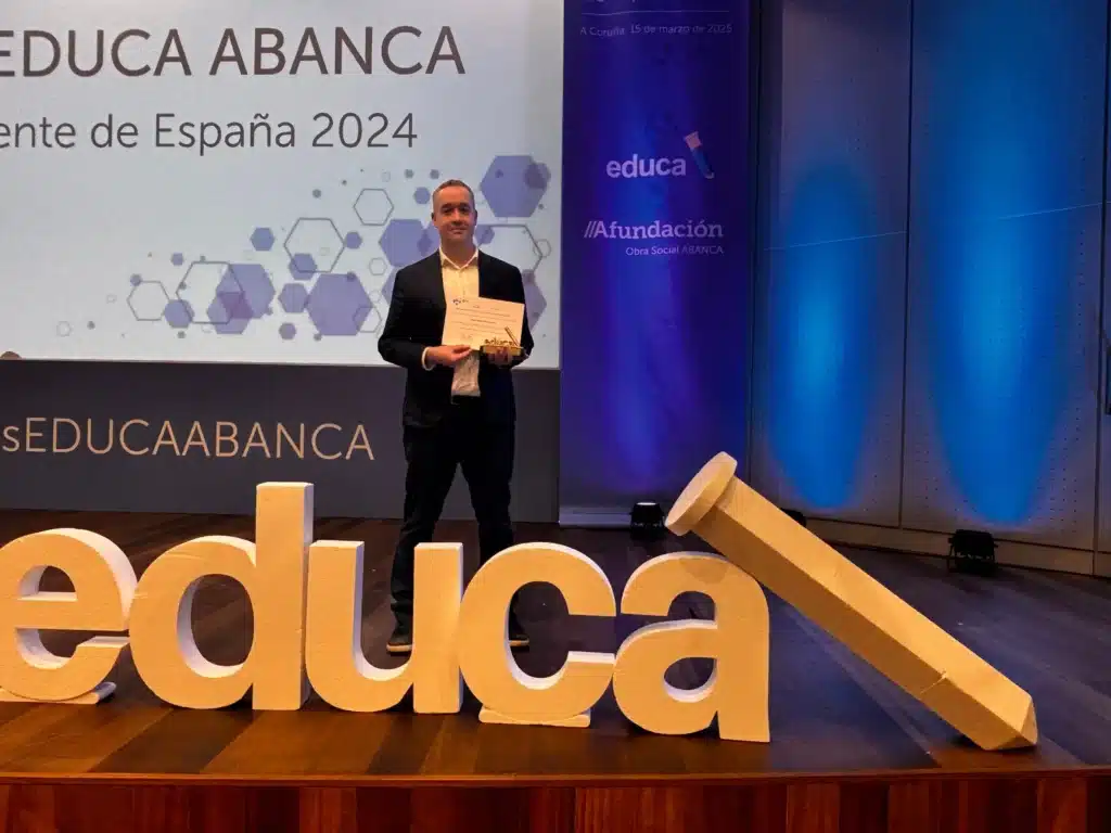Carlos Yáñez con el Premio EDUCA ABANCA a los 10 Mejores Profesores de España 2024