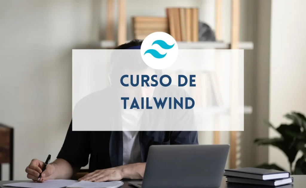 Persona realizando el curso de Tailwind gratuito de SocraTech desde su casa