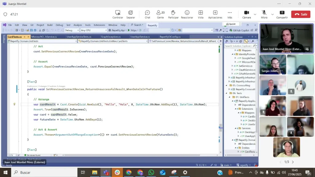 Juanjo Montiel mostrando cómo el lector de pantalla lee código en el webinar sobre accesibilidad en programación para SocraTech