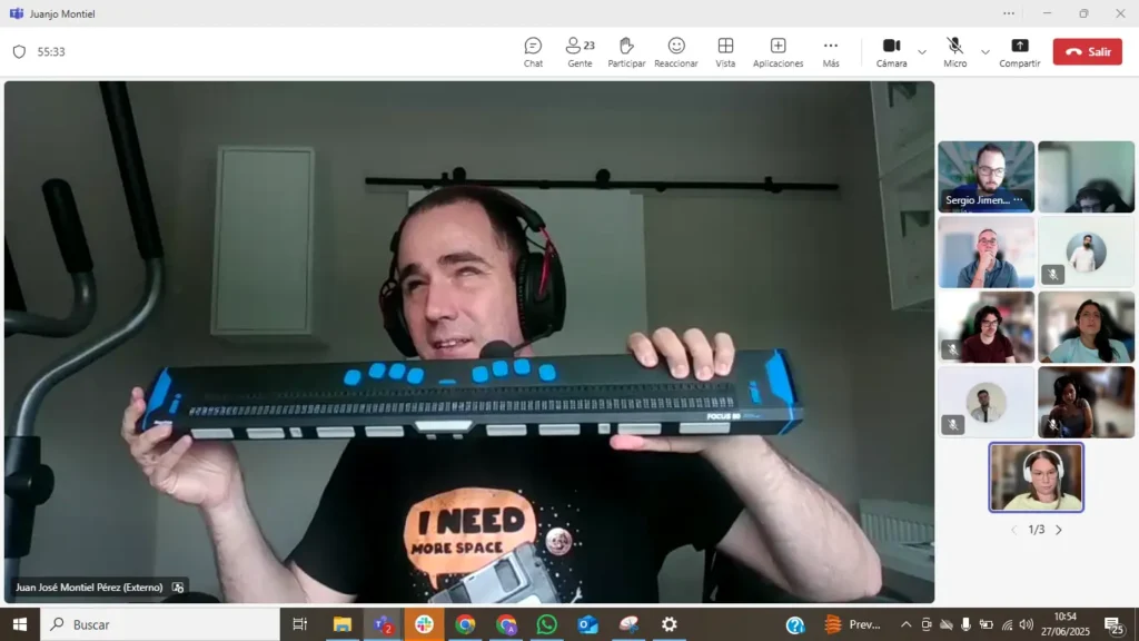 Juanjo Montiel mostrando su teclado en braille en el webinar sobre accesibilidad en programación para SocraTech