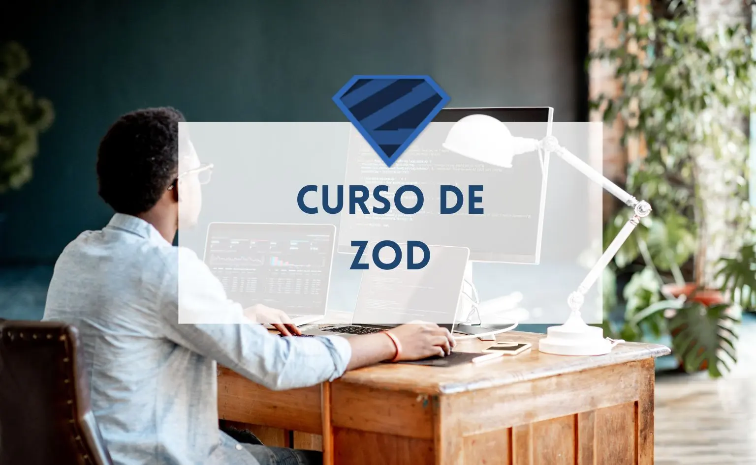 Persona programando, donde se anuncia el curso de Zod gratuito de SocraTech