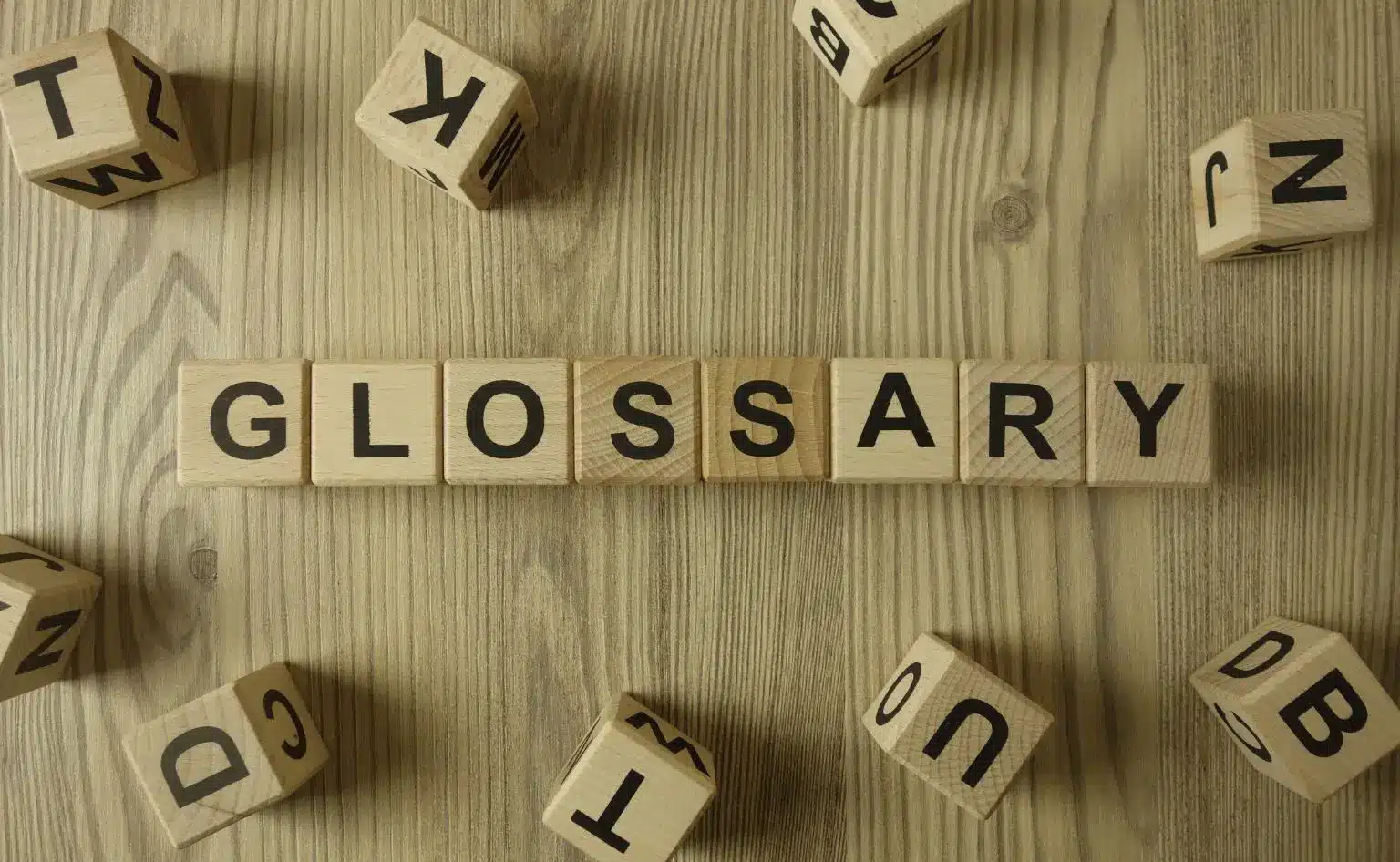 Fichas con letras indicando "glossary" en relación al glosario de términos básicos sobre la IA