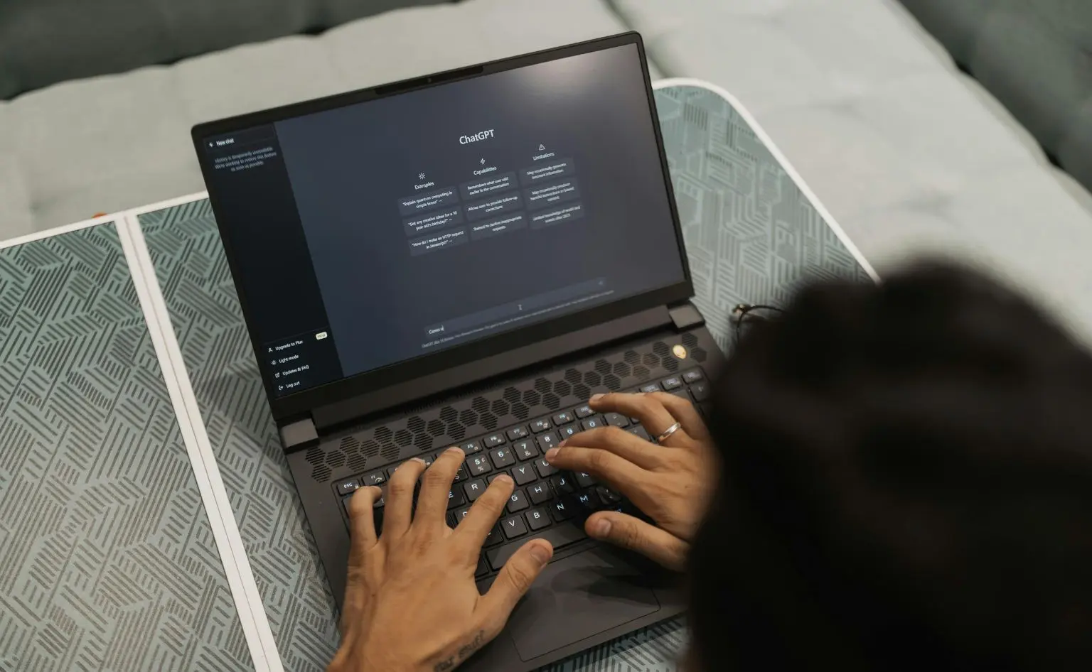Persona buscando en ChatGPT en su portátil para ver las nuevas funciones de ChatGPT