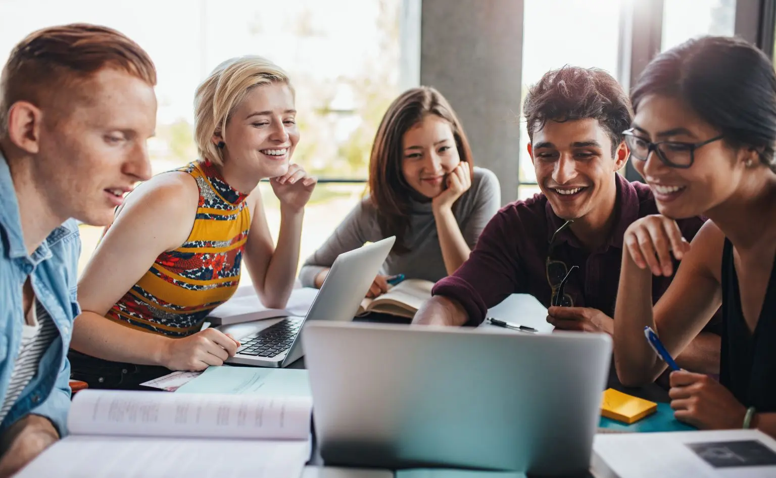 Estudiantes trabajando con un ordenador, donde pueden estar utilizando la IA en el ámbito de la educación