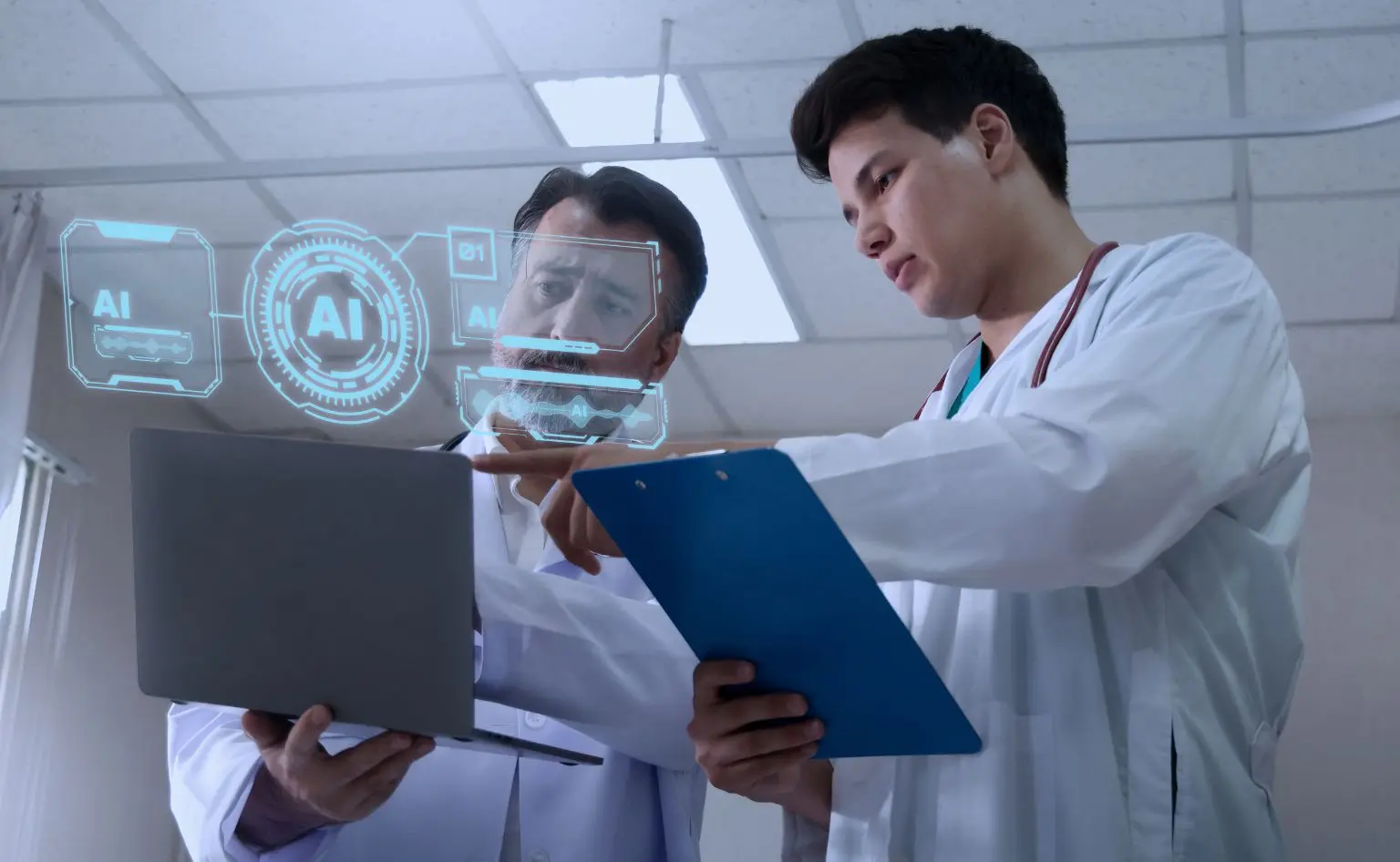 Doctores utilizando la IA, ámbito donde hay que tener en cuenta los términos de ética, riesgos y gobernanza de la IA