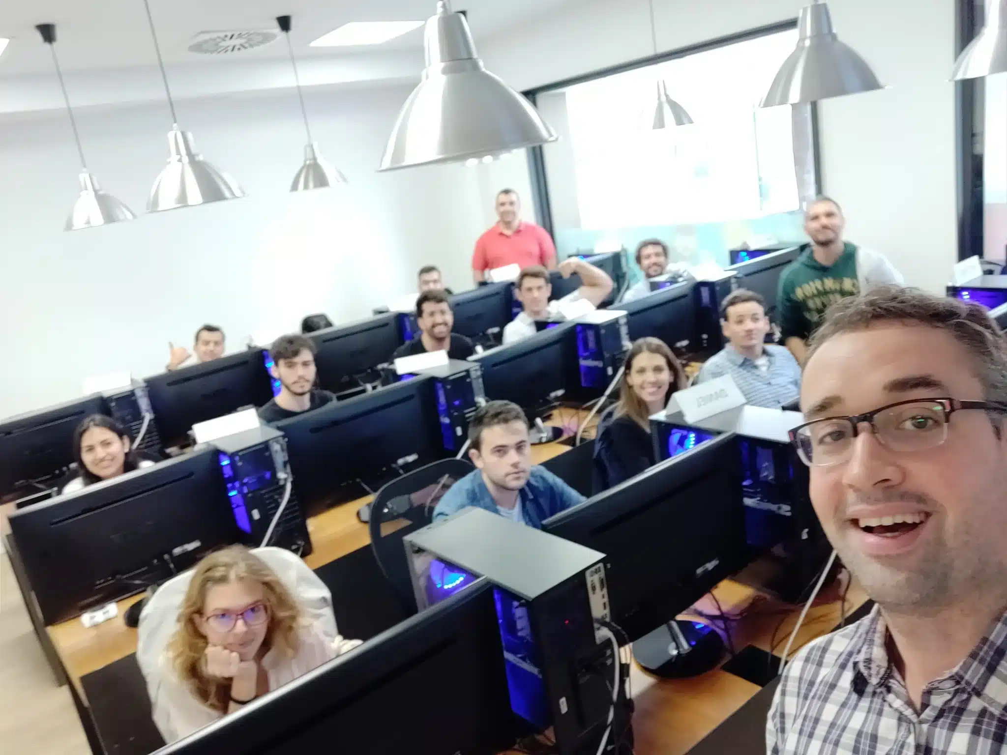 Carlos Yáñez con alumnos durante una clase muy animada