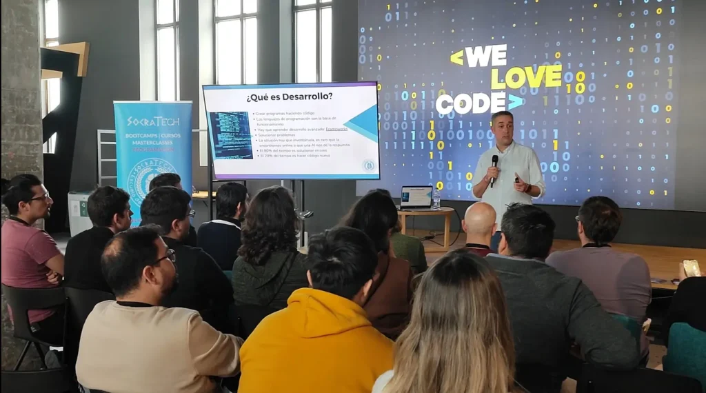 carlos yañez dando una clase a un grupo de trabajo