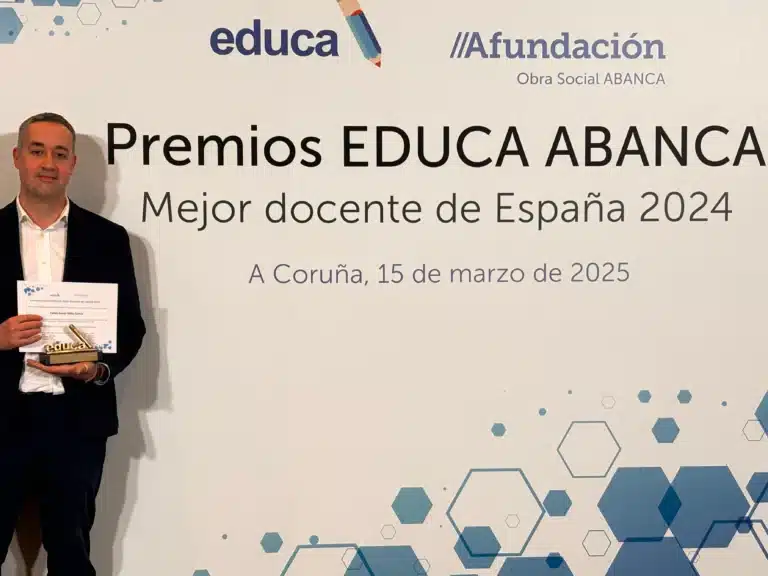 carlos yañez recibiendo el premio como mejor profesor de educa abanca